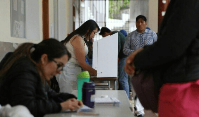 Candidatos a la Corte Constitucional avanzan; proceso bajo lupa