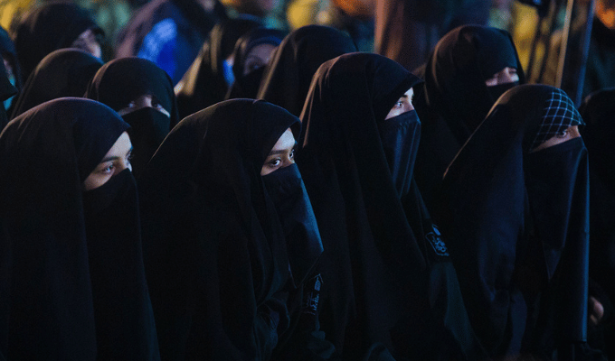 Rebelarse contra el hiyab ahora tiene "cura" psicológica