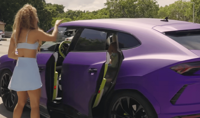 Shakira regala su Lamborghini, pero Latinoamérica se queda fuera