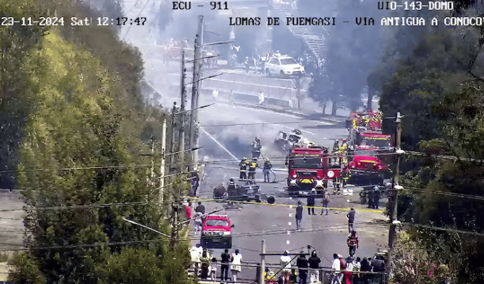 Incendio en Quito: un fallecido y cierre vial en la Simón Bolívar