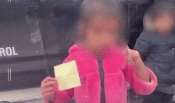 Crisis humanitaria: niña de 2 años encontrada sola en EE.UU