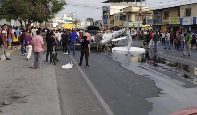 Santa Elena: avioneta cae en plena calle; ocupantes fallecieron