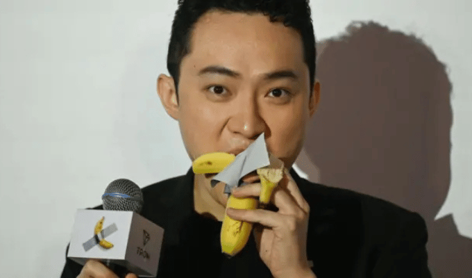 Justin Sun sorprende al comer obra millonaria de Cattelan