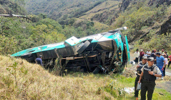 Tragedia en Pallatanga: volcamiento de bus deja un muerto