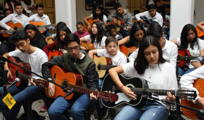 Destrezas Artísticas de Niños y Jóvenes Brillan en Tungurahua