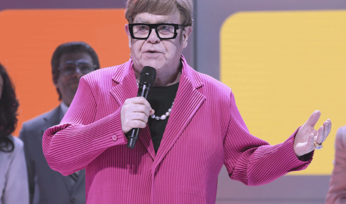 Elton John asiste a estreno con problemas de visión