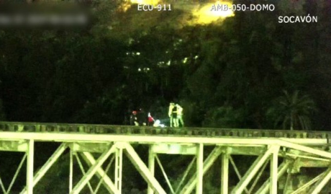 Hombre que intentaba lanzarse de un puente fue rescatado en Ambato