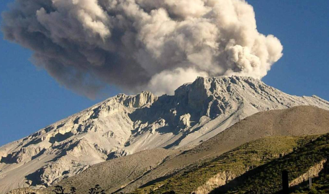 ¡Alerta naranja! Volcán Ubinas estalla en Perú