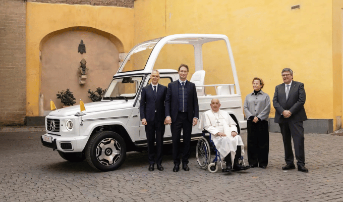 El Papa Francisco recibió su primer papamóvil eléctrico