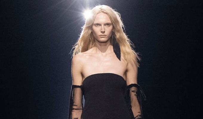 Alex Consani, primera mujer trans en ganar premio de moda