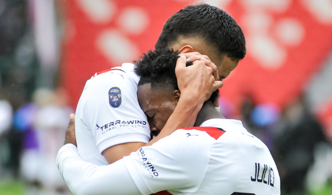 Liga aplastó 3-0 a Independiente en la final de ida