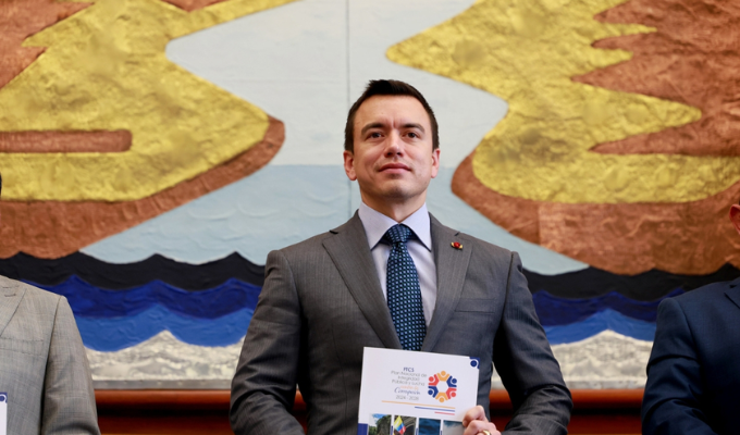 Presidente recibió plan nacional anticorrupción hasta 2028