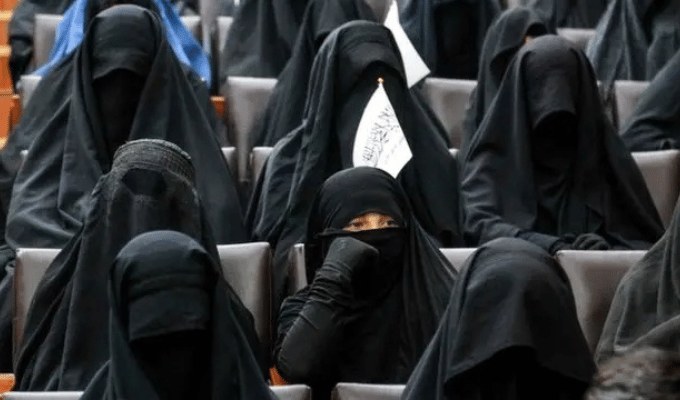 ¡Prohiben a mujeres estudiar en Afganistán!