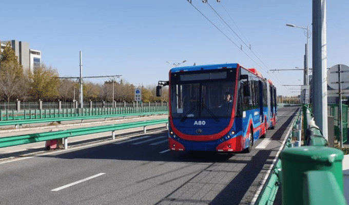 Quito moderniza su flota de transporte público con trolebuses