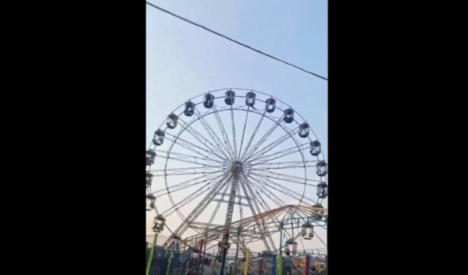 Video muestra a niña colgando de rueda en pleno movimiento