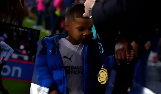 Hijo de Marco Angulo recibe medalla póstuma de Campeón