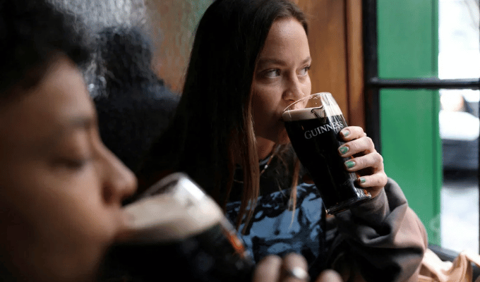¡Crisis cervecera! Pubs británicos temen quedarse sin Guinness
