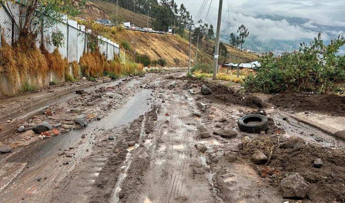 Maquinaria limpia vías afectadas por lluvias en Tungurahua