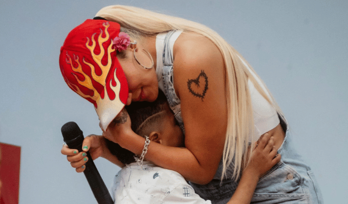 La faceta solidaria de Karol G conmovió a familias colombianas