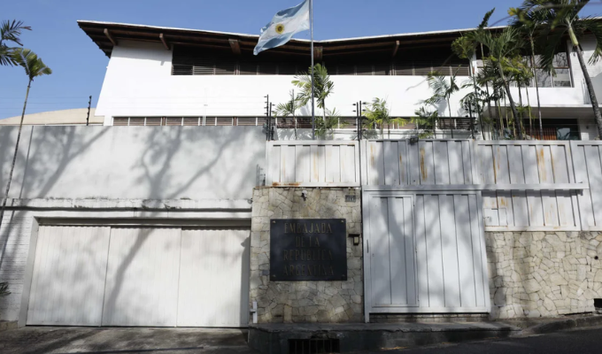 Refugiados en embajada en Caracas: sin agua ni electricidad