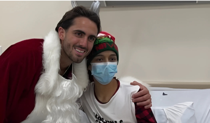 Leonardo Campana lleva alegría a niños hospitalizados 🎄