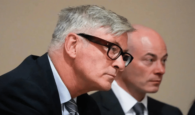 Caso penal contra Alec Baldwin cierra, inicia demanda civil