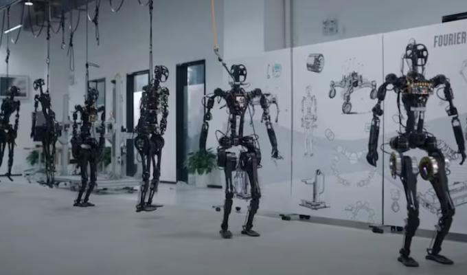 China reta a Elon Musk con 1.000 robots humanoides avanzados