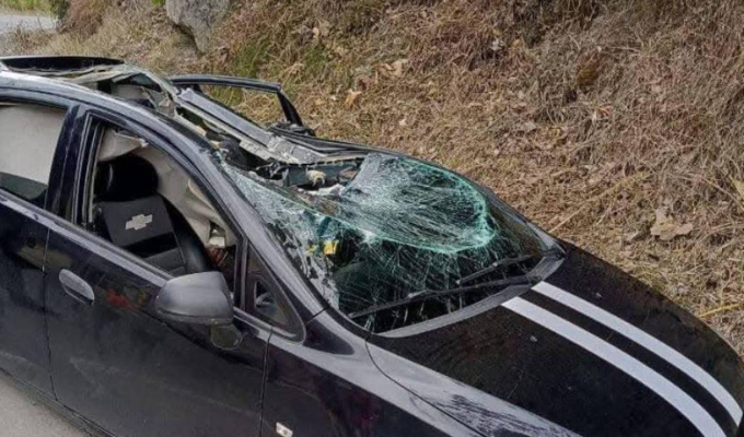 Roca gigante aplastó un auto en Tungurahua; murió el conductor
