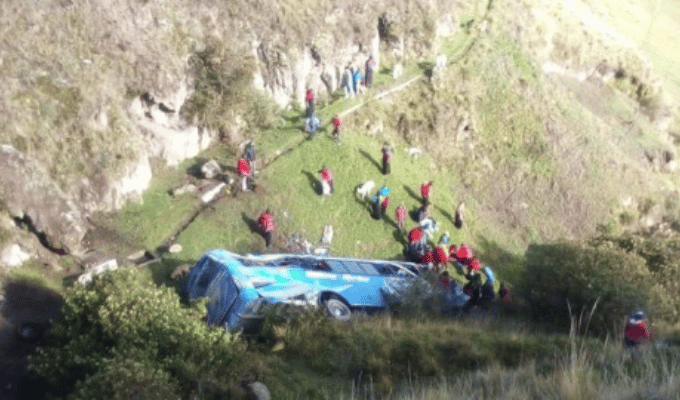 Estudiantes entre afectados por volcamiento de bus en Guamote
