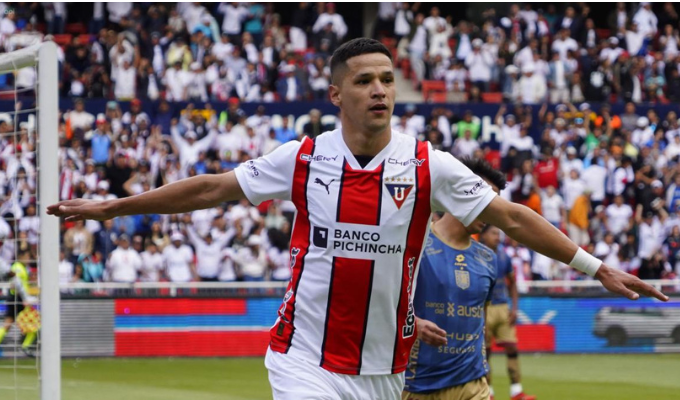 Álex Arce seguirá en LDU si no llega oferta formal.