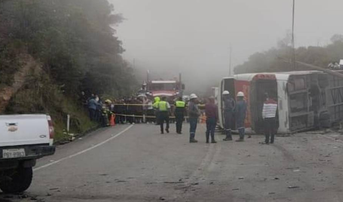 Loja: Volcamiento de bus deja un muerto y cuatro heridos
