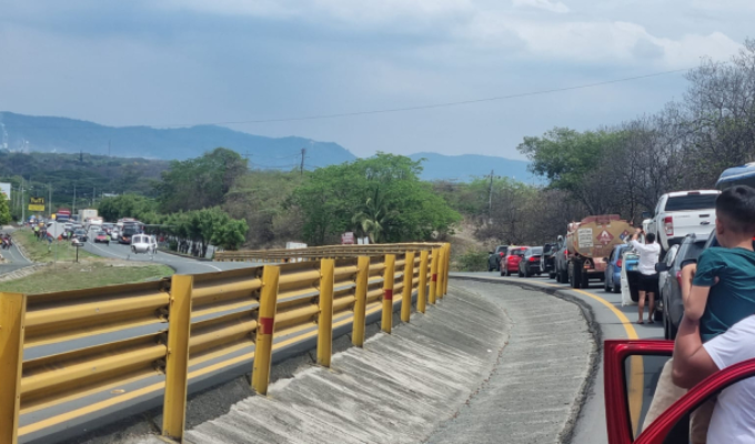 Terror vía a la Costa: helicóptero policial interrumpe el tráfico