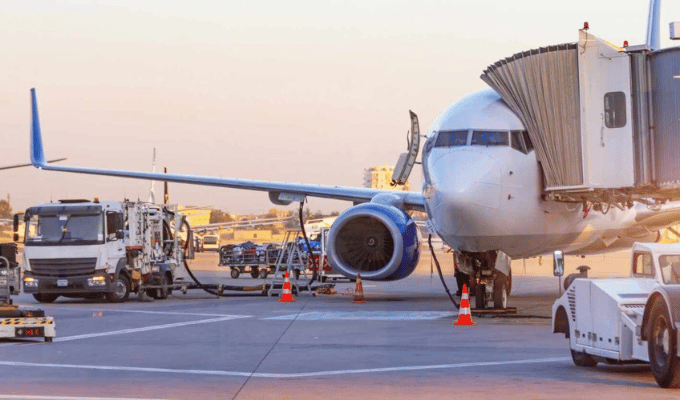 Crean biocombustible para aviones con aguas residuales