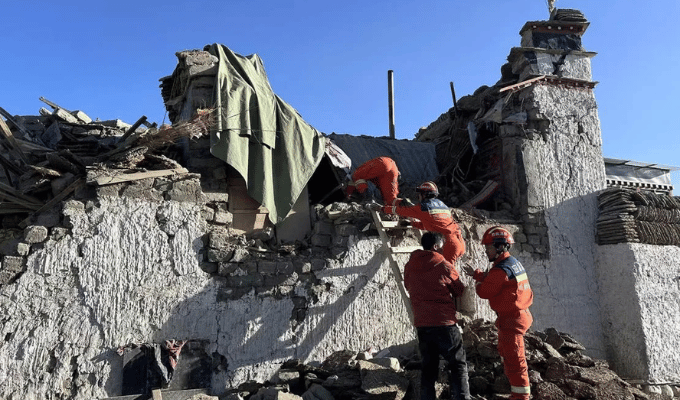 Rescatistas buscan sobrevivientes tras fuerte terremoto en China