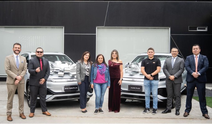 Sukasa premia a una ganadora con dos autos eléctricos BYD