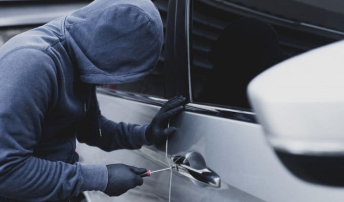 Cuatro delincuentes roban un carro en Ambato
