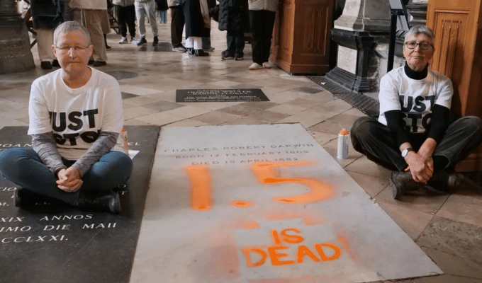 Activistas pintan tumba de Darwin en protesta por el cambio climático