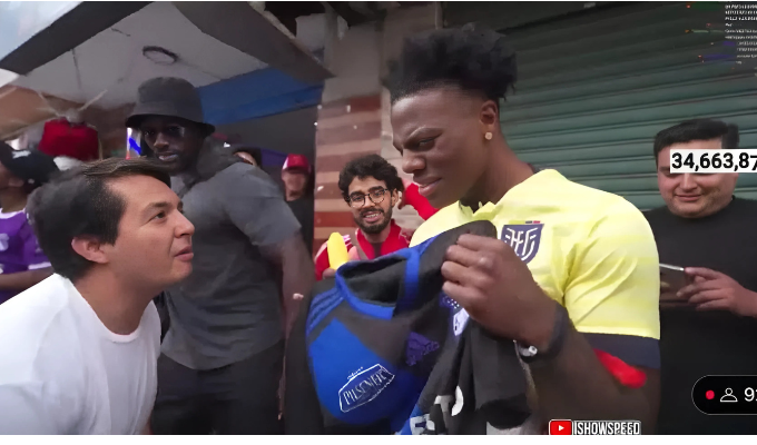 ¡Fanáticos de Emelec entregaron camiseta a IShowSpeed!