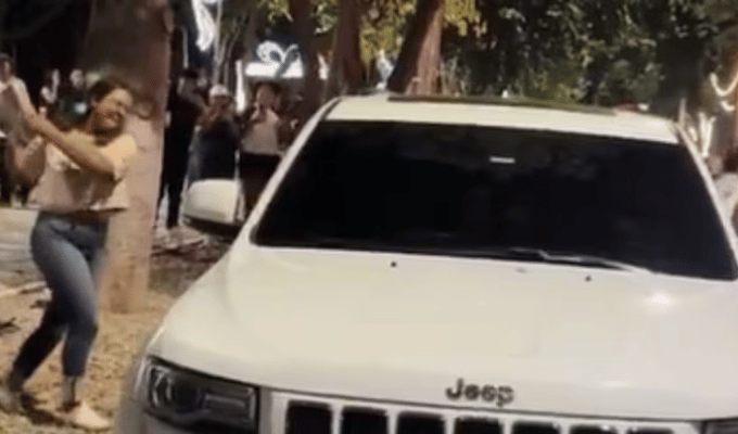 Escándalo en Valledupar: mujer atacó camioneta con un ladrillo