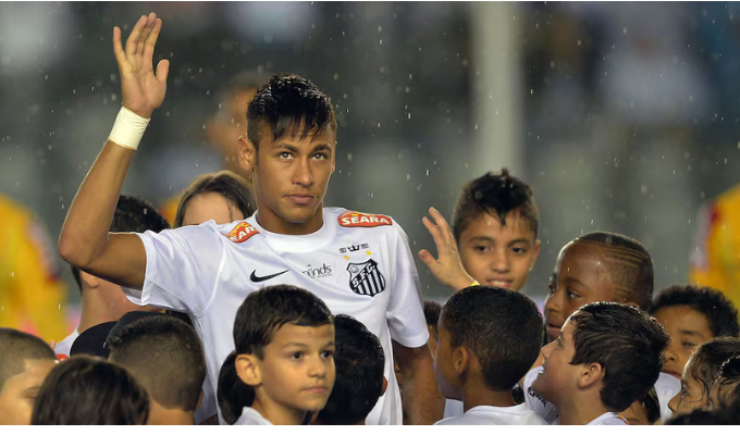 Neymar vuelve a Santos por seis meses tras negociar su regreso.
