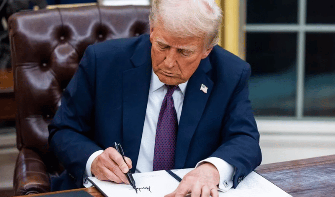 Trump inicia mandato con 7 decretos radicales sobre inmigración