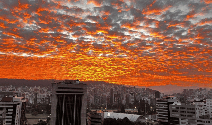 El cielo de Quito se tiñó de naranja y causó revuelo en redes