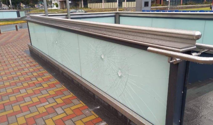 Indignante acto de vandalismo afecta estación del Metro de Quito