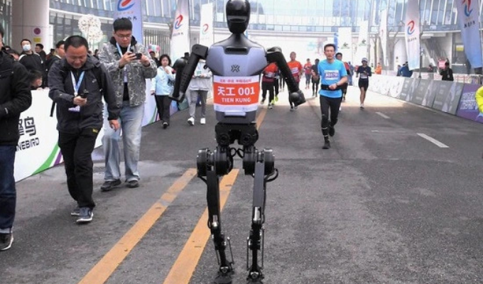 China organiza media maratón para robots humanoides