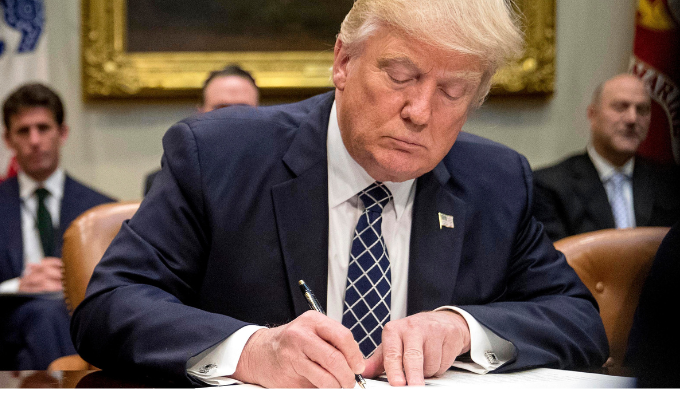Trump prohíbe la "ideología transgénero" en el ejército