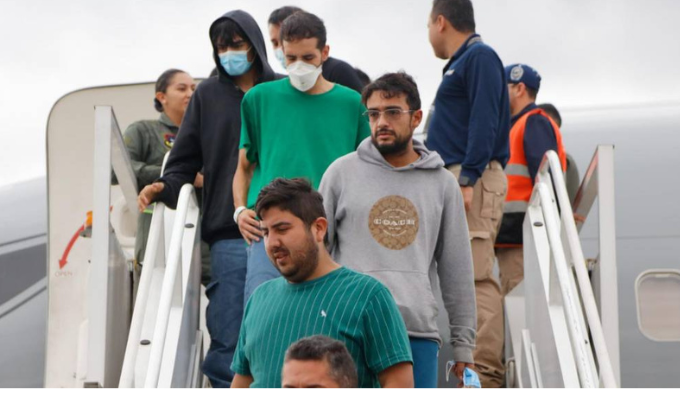 Deportados de EE.UU. relatan malos tratos y humillaciones