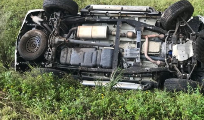 Un vehículo se vuelca en la vía Pasa – San Fernando