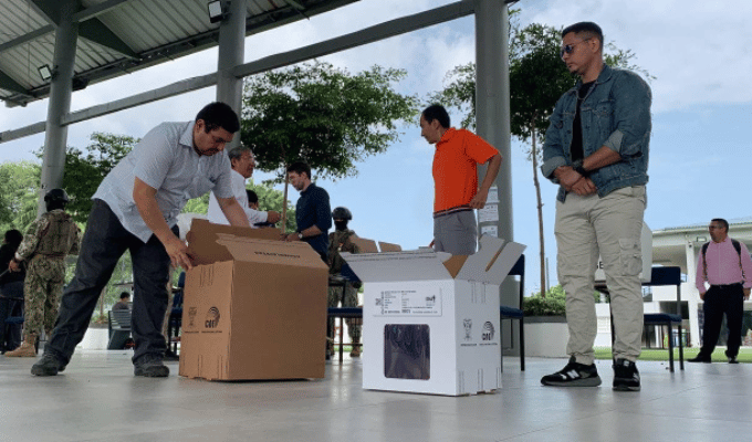 Noboa y González lideran encuestas a dos semanas de las elecciones
