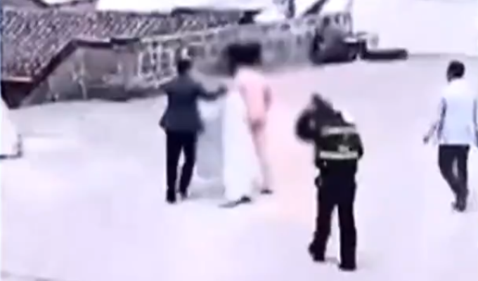 Profesor caminó desnudo en colegio de Quito; quedó en video