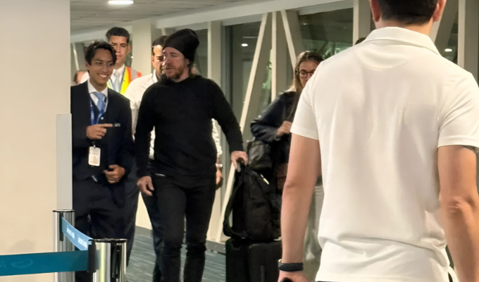 Carles Puyol llegó a Guayaquil para la Noche Amarilla 2025
